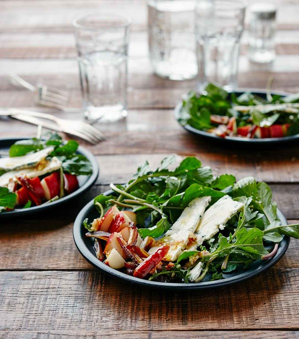 Arugula salad with pear and blue cheese