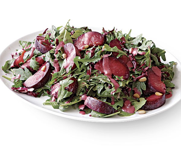 Arugula salad with plums and pine nuts