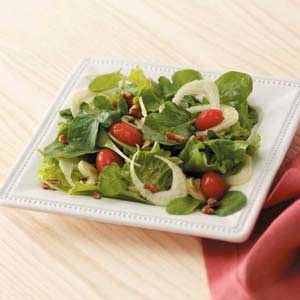 Arugula salad with sugared pecans