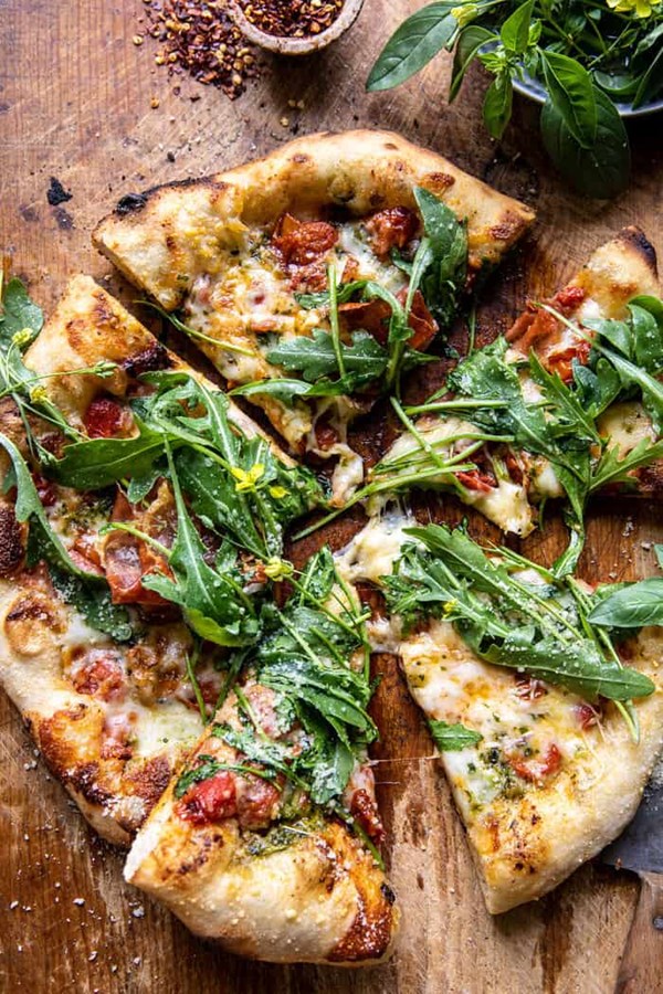 Arugula tomato cheese pizza