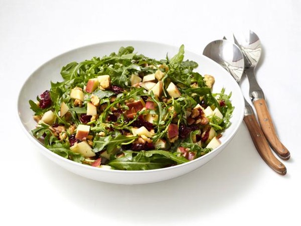 Arugula with apples and walnuts