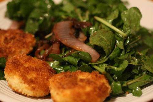 Arugula with grilled red onions and fried goat cheese