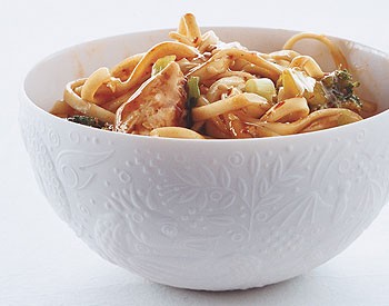 Asian noodles with chicken and scallions