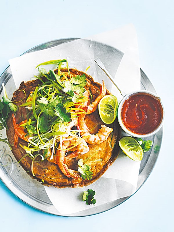 Asian-style spicy prawn omelette