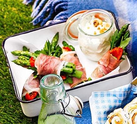 Asparagus & prosciutto bundles with goat's cheese & hazelnut dip