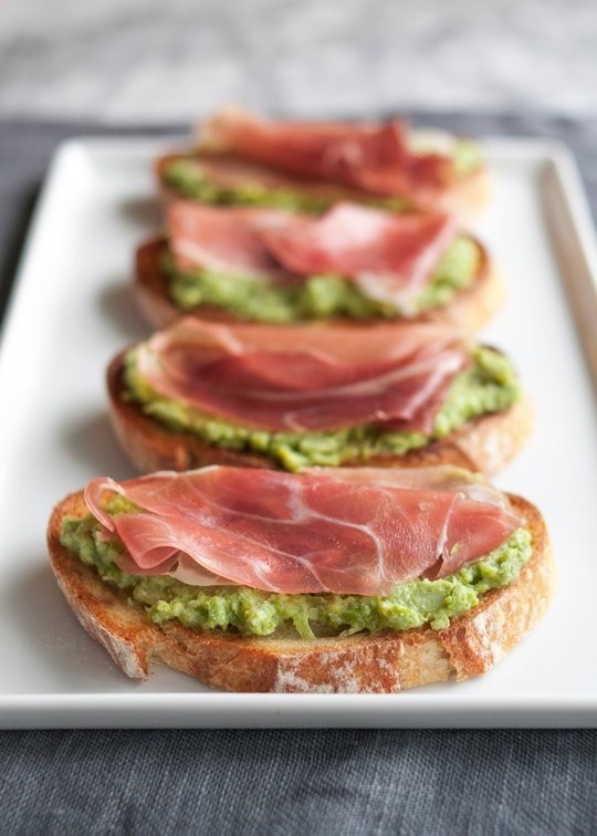 Asparagus & prosciutto crostini