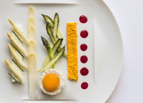 Asparagus and bio eggs with ricotta cheese