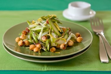 Asparagus and fennel salad with lemon and hazelnuts