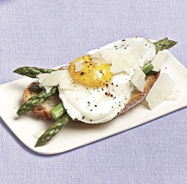 Asparagus and fried eggs on garlic toast