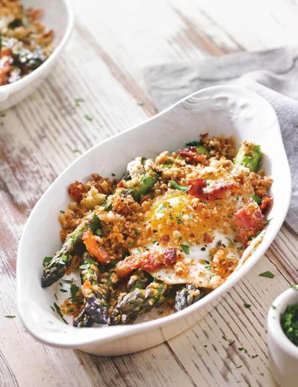 Asparagus and fried eggs with pancetta and bread crumbs