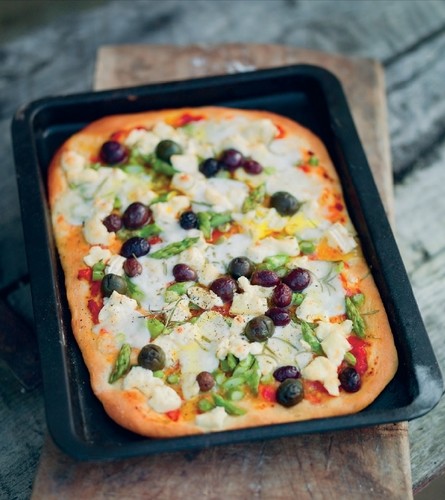 Asparagus and goat's cheese pizza