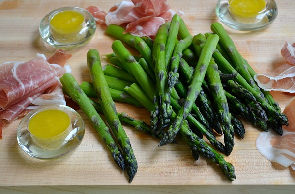 Asparagus and prosciutto with lemon-shallot dressing