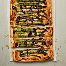 Asparagus and ricotta tart with black garlic