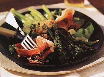 Asparagus and serrano ham salad with toasted almonds (Amanida amb epàrrec i pernil)