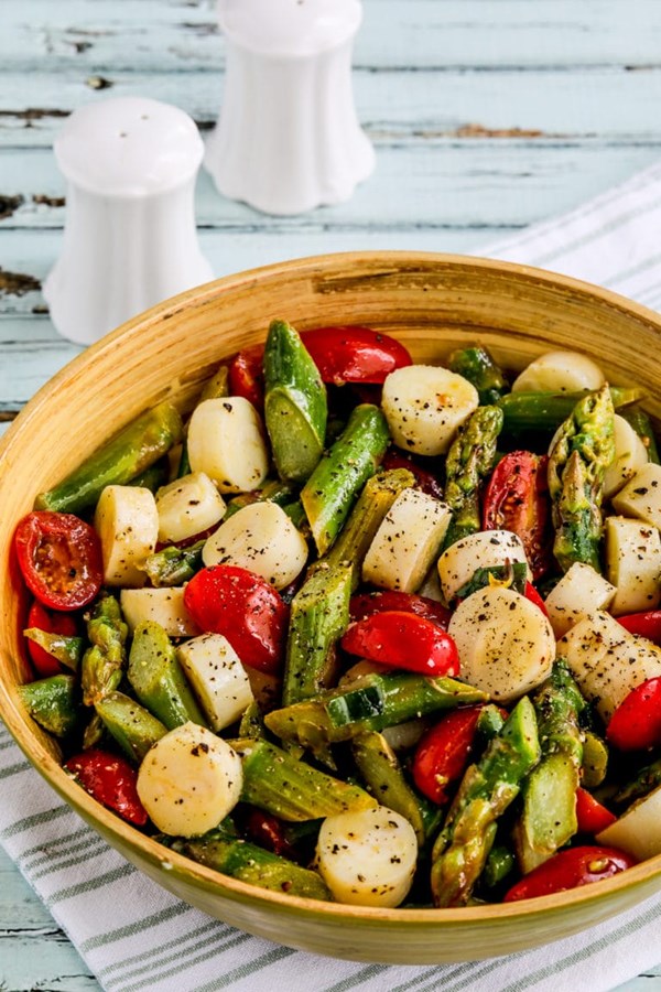 Asparagus and tomato salad with hearts of palm