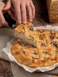 Asparagus and wheat pastiera [pie] (Pastiera di grano agli asparagi)