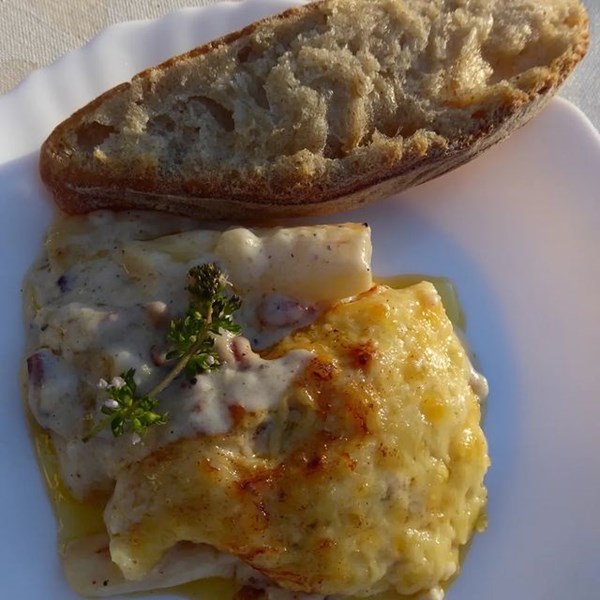Asparagus baked in a cheese sauce (Le gratin d'asperges)