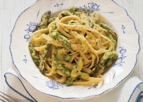 Asparagus fettuccine with lemon and pepper