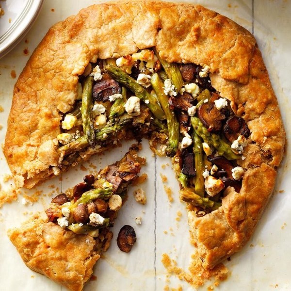 Asparagus galette with goat cheese