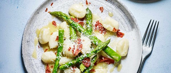 Asparagus gnocchi with prosciutto crumbs
