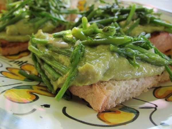 Asparagus ricotta bruschetta