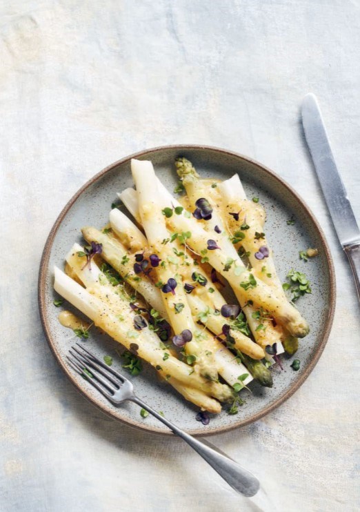 Asparagus salad with beurre blanc