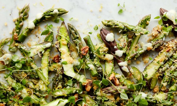 Asparagus salad with breadcrumbs and yoghurt