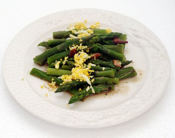 Asparagus salad with hard-boiled egg
