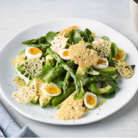 Asparagus salad with quails' eggs and Gruyère crisps