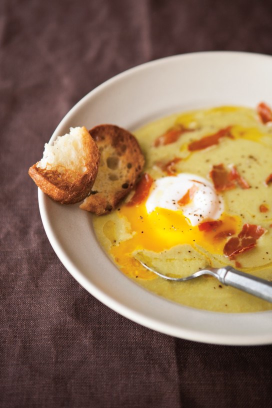 Asparagus soup with poached eggs & crispy prosciutto 