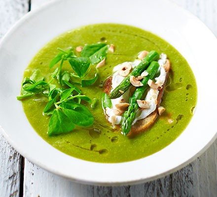 Asparagus soup with tartines 