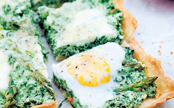 Asparagus tart with creamy ricotta
