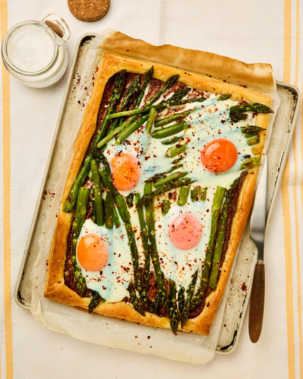 Asparagus tart with tapenade and eggs