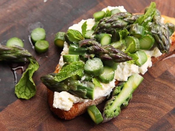 Asparagus tartine with ricotta and mint
