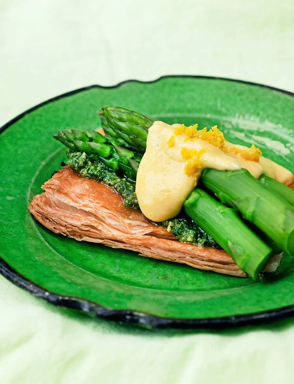Asparagus tarts with carrot-top pesto and Hollandaise