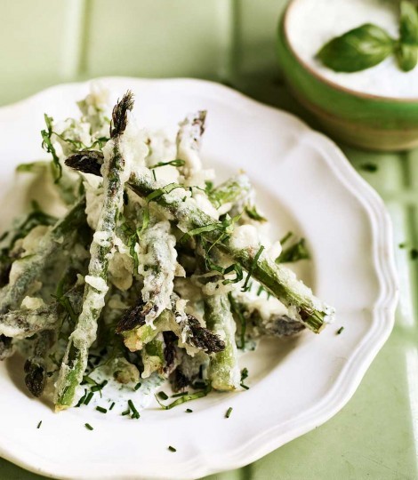 Asparagus tempura with green herb and garlic sauce