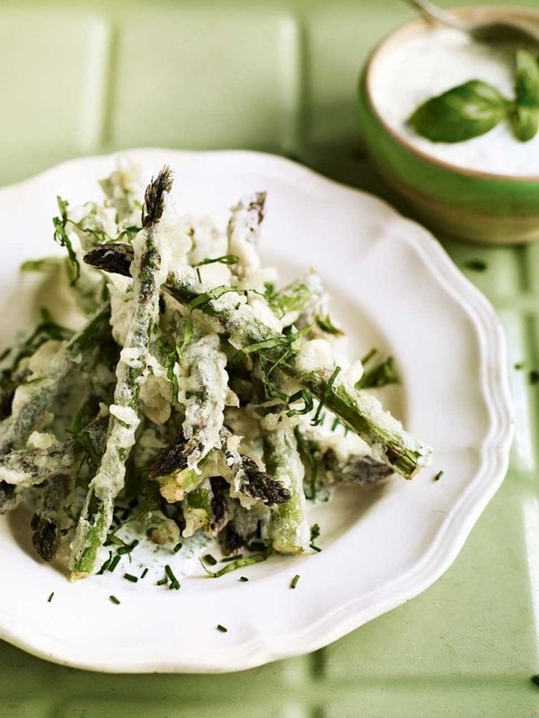 Asparagus tempura with green herb and garlic sauce
