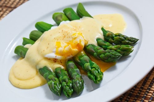 Asparagus with a poached egg in Hollandaise sauce