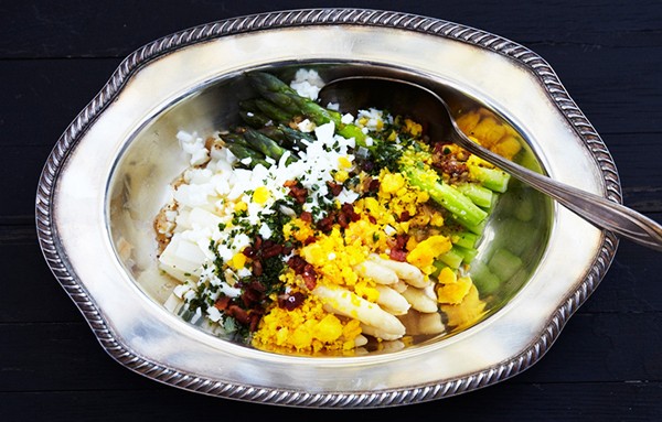Asparagus with bacon and hard-boiled eggs