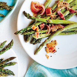 Asparagus with bacon and shallots