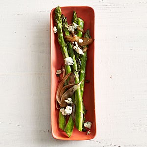 Asparagus with balsamic onions and blue cheese