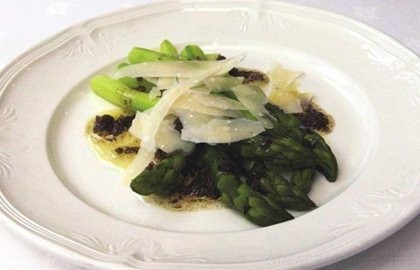 Asparagus with balsamic vinegar and shaved Parmesan