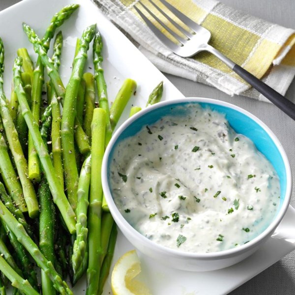 Asparagus with basil pesto sauce