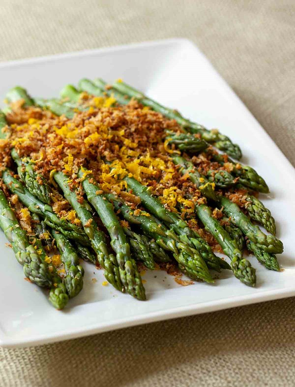 Asparagus with brioche crumbs