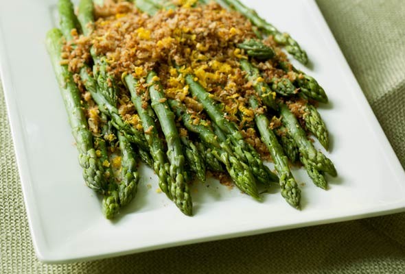 Asparagus with brioche crumbs