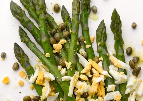 Asparagus with capers and egg