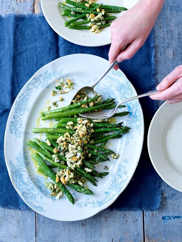 Asparagus with chopped egg & anchovy