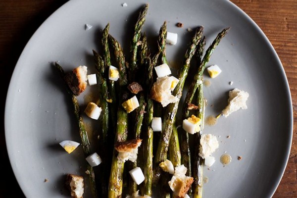 Asparagus with chopped egg and torn bread