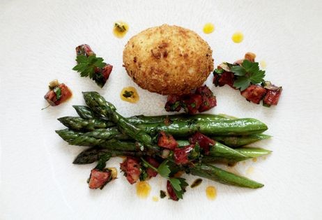 Asparagus with crispy duck egg (Asparagus with crispy duck egg, chorizo and lovage dressing)