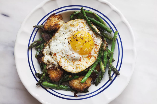 Asparagus with fried eggs & sizzled paprika croutons